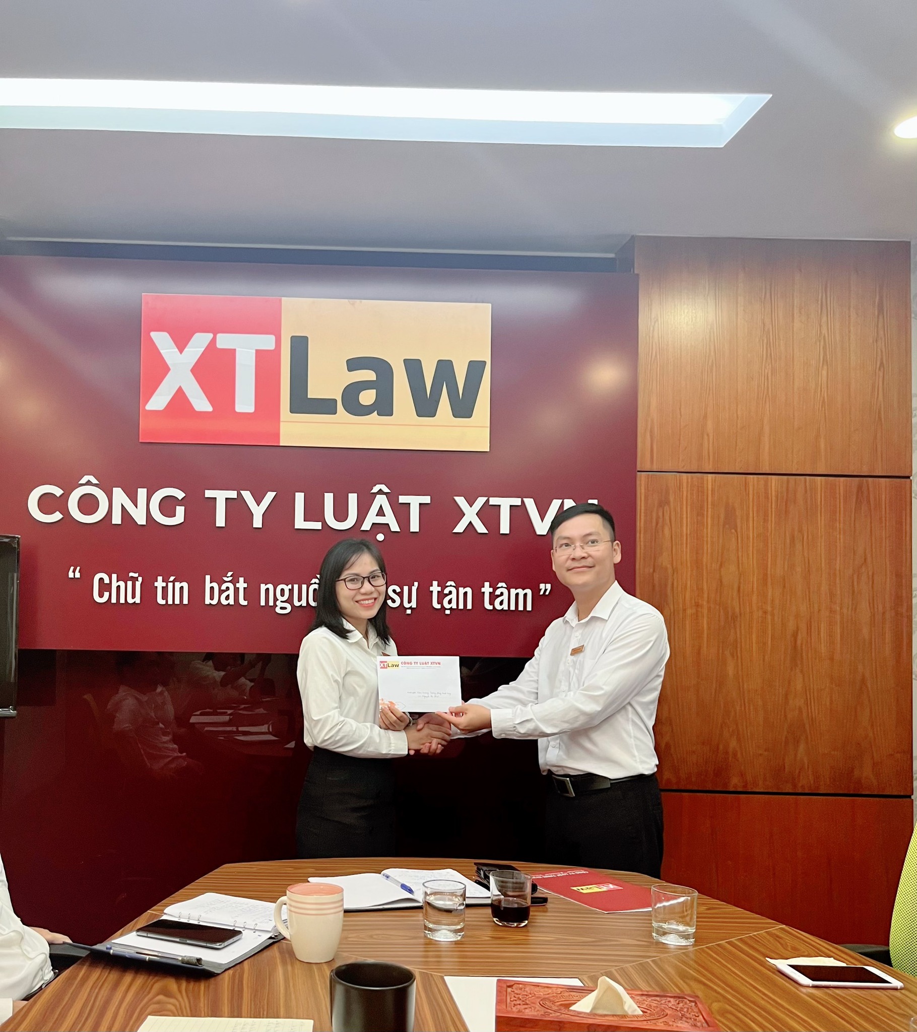 Khen thưởng các luật sư, chuyên viên hoàn thành xuất sắc nhiệm vụ quý 3/2022