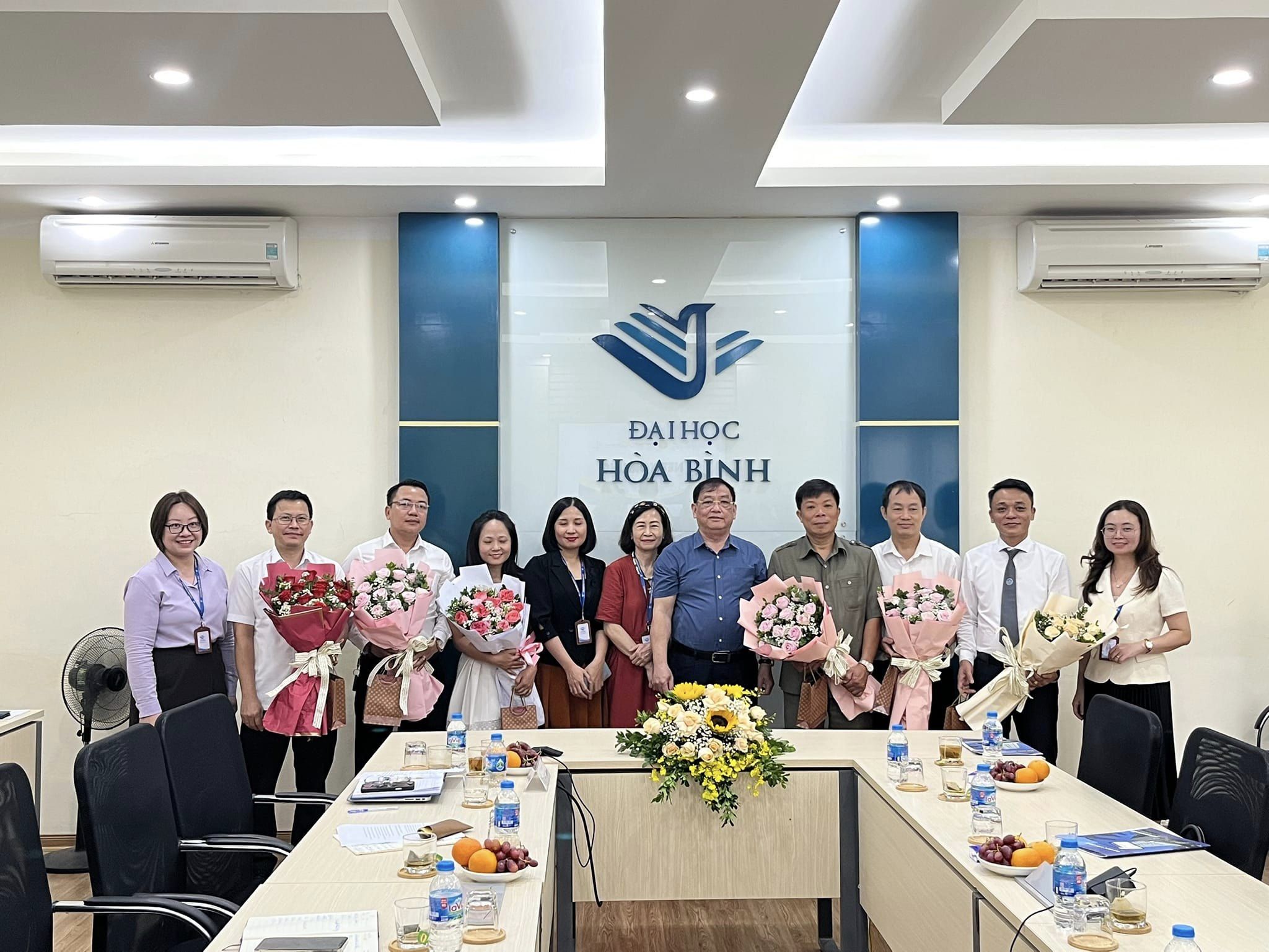 Thảo luận bàn tròn