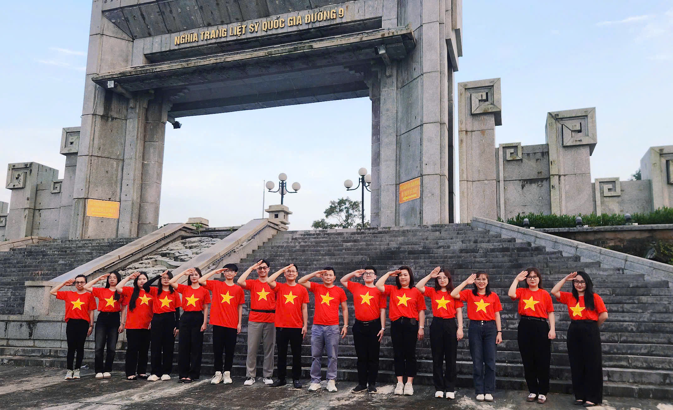 Hành trình về nguồn: Thăm viếng nghĩa trang liệt sĩ Trường Sơn, Đường 9, viếng mộ Đại tướng Võ Nguyên Giáp và dâng hương tại Ngã ba Đồng Lộc